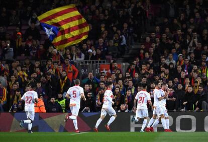 El jugador del Alavés, John Guidetti, celebra con sus compañeros el primer gol del partido que disputan ante el Barcelona.