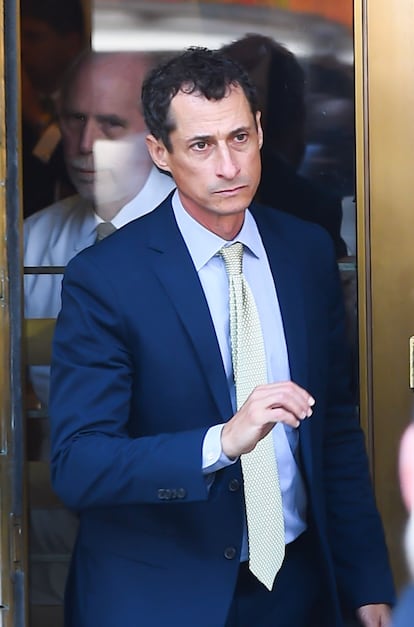 ANTHONY WEINER Y EL SEXTING QUE LE LLEVÓ A PRISIÓN.
La primera vez que el congresista demócrata Anthony Weiner protagonizó un escándalo fue en 2011 por enviar fotografías de su miembro y mensajes de contenido sexual. La noticia saltó a los medios porque el propio Weiner se equivocó y publicó sus desnudos en su propia cuenta de Twitter.
Weiner se disculpó públicamente, pero se vio forzado a renunciar a su puesto.
En 2013, mientras competía para convertirse en alcalde de la ciudad de Nueva York, el ex congresista volvió a aparecer en los medios por practicar sexting con varias mujeres. Y en 2016, lo hizo una vez más. Esta tercera vez supuso el fin de su matrimonio con su esposa Huma Abedin, mano derecha de Hilary Clinton, que por aquel entonces se encontraba en plena campaña contra Trump para la presidencia de los Estados Unidos. Abedin se enfrentó al juicio público de varios periodistas preguntándose por qué no había dejado a su marido. Afortunadamente, muchos otros medios salieron en su defensa, alegando que siempre parece querer buscar a una mujer culpable, aunque sea el hombre el que haya cometido un delito.
Weiner pasó por prisión durante 18 meses: una de sus fotografías íntimas no requeridas fueron enviadas a una adolescente de 15 años.