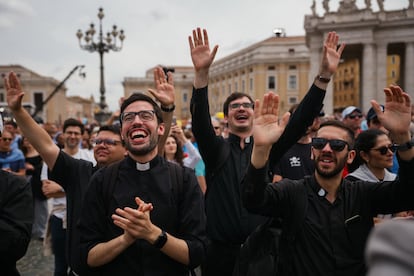 Fieles en la plaza de San Pedro de Roma mientras asisten a la oración del Regina Caeli dirigida por el Papa León el 11 de mayo de 2025.