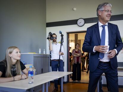 El ministro de Educación de Países Bajos, Arie Slob, durante una visita a una escuela en Hilversum en junio.