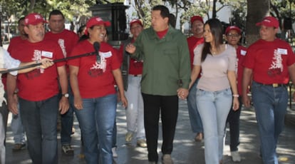 Chávez camina junto a su hija  al llegar a la emisión de su programa '¡Aló Presidente!'.