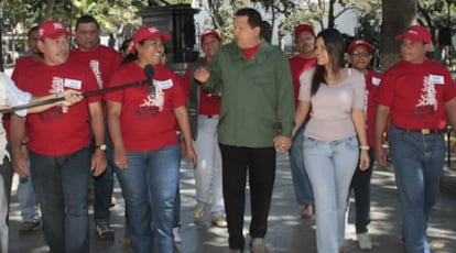 Chávez camina junto a su hija al llegar a la emisión de su programa '¡Aló Presidente!'.