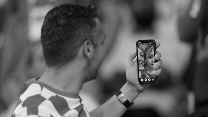 Un fan del equipo de fútbol de Croacia hace una videollamada con su familia desde un estadio del mundial de fútbol de Qatar, en Doha, noviembre de 2022.