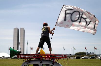 Protesto contra o presidente Jair Bolsonaro na praça dos Três Poderes, em Brasília, no domingo.