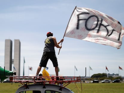 Protesto contra o presidente Jair Bolsonaro na praça dos Três Poderes, em Brasília, no domingo.