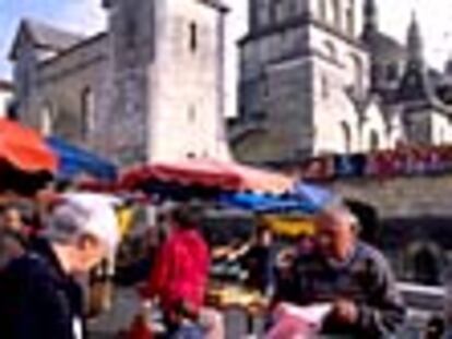 Los miércoles y sábados por la mañana se instala un mercado en el centro de Périgueux.