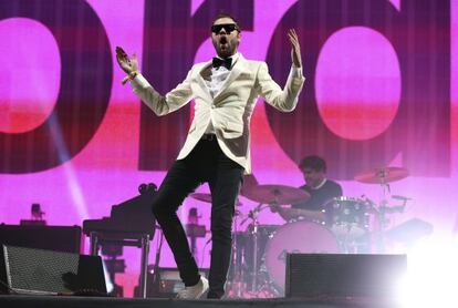 Tom Meighan, cantante de Kasabian, durante su actuaci&oacute;n en Glastonbury a final de junio.