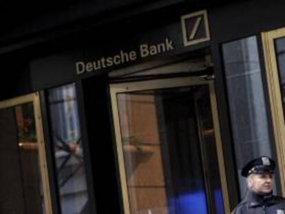 Una agente de policía de Nueva York, vigila el acceso al edificio de Deutsche Bank en Wall Street, Nueva York, Estados Unidos. EFE/Archivo