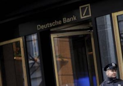 Una agente de policía de Nueva York, vigila el acceso al edificio de Deutsche Bank en Wall Street, Nueva York, Estados Unidos. EFE/Archivo