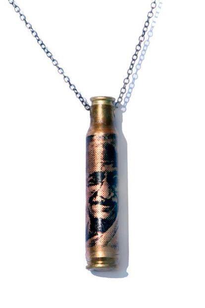 Mahatma Gandhi es otro revolucionario explotado por el marketing. La firma No Conflict comercializa en Etsy este collar-bala del pensador indio, disponible por unos 15 euros más gastos de envío.