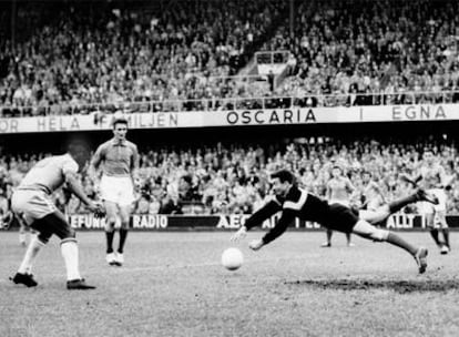 Pelé marca el tercer gol de Brasil en la semifinal contra Francia.