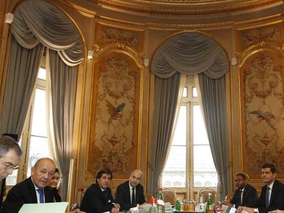 El ministro franc&eacute;s de Exteriores, Jean-Yves Le Drian, segundo por la izquierda, frente a su hom&oacute;logo estadounidense, Rex Tillerson, en Par&iacute;s
 