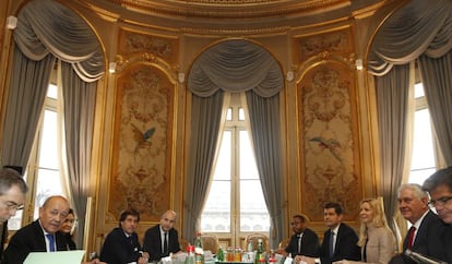 El ministro franc&eacute;s de Exteriores, Jean-Yves Le Drian, segundo por la izquierda, frente a su hom&oacute;logo estadounidense, Rex Tillerson, en Par&iacute;s
 