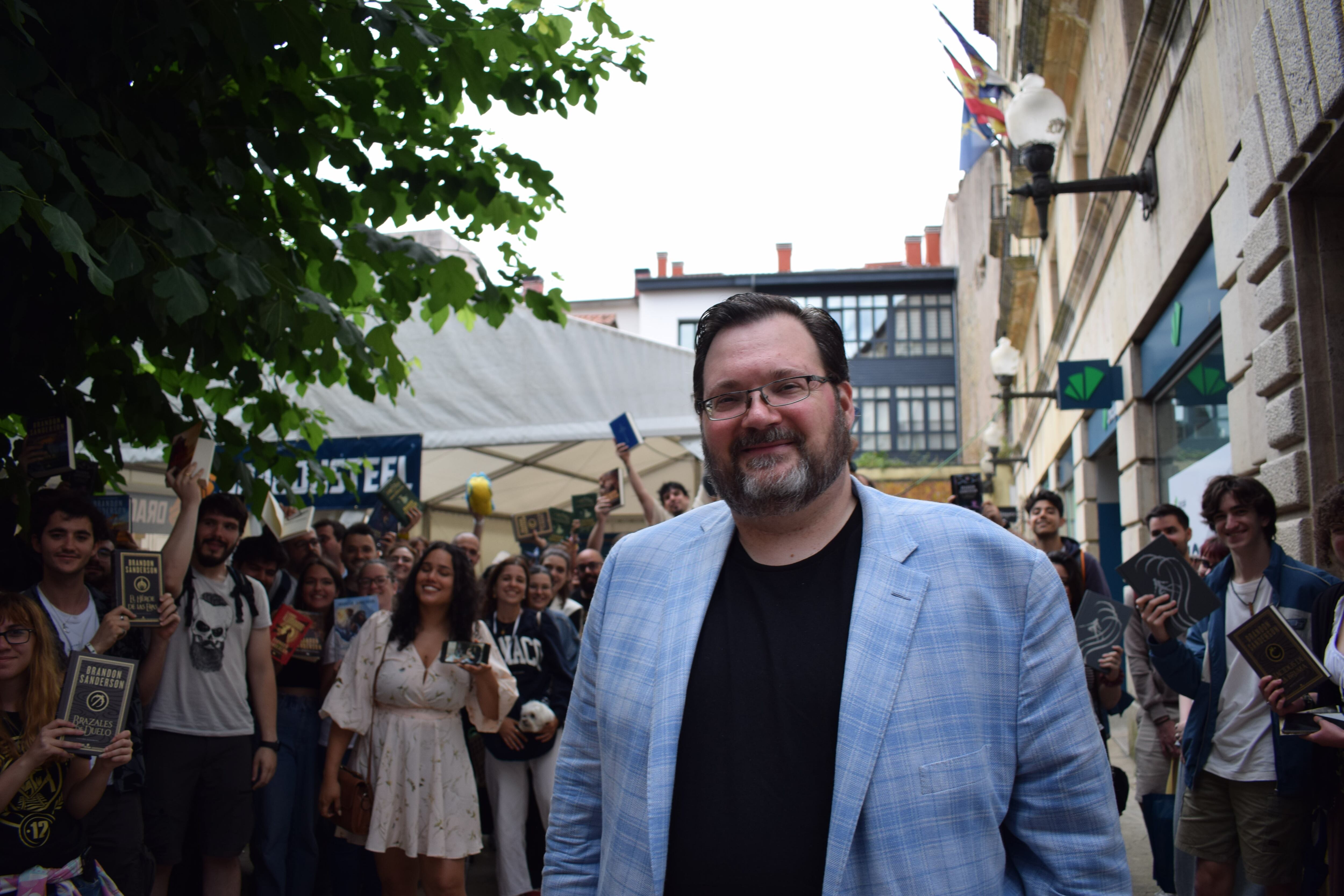 Brandon Sanderson, el escritor superestrella con 70 personas a su cargo: “Espero forzar a Hollywood a que me adapte”