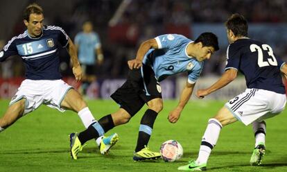 El uruguayo Suárez regatea entre jugadores argentinos.