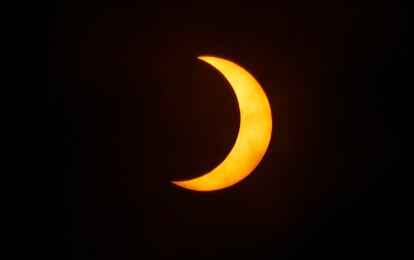 El eclipse anular de sol hoy, desde el Planetario en el centro de Bogotá.
