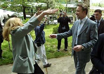 El primer ministro Crvenkovski saluda a un simpatizante tras abandonar el colegio en el que votó en Skopje.