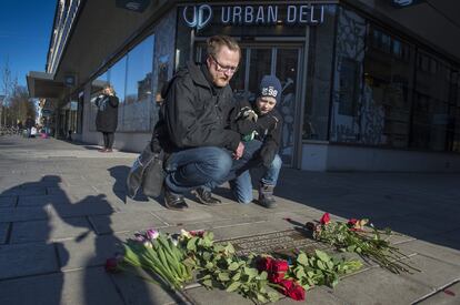 Un padre y su hijo visitan el lugar donde fue asesinado el Primer Ministro de Suecia, Olof Palme, en Estocolmo (Suecia), el 28 de febrero de 2016.