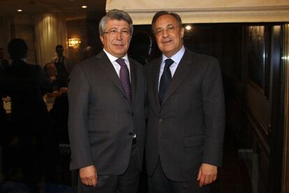 Enrique Cerezo y Florentino Pérez, en una comida de las directivas del Atlético de Madrid y el Real Madrid, en 2011.