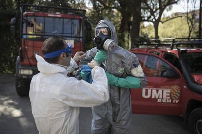 Miembros de la UME se preparan para las labores de desinfección en un colegio mayor de Barcelona.