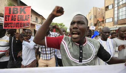 Partidarios del principal partido de oposición de Mali protestan en las calles de Bamako para exigir transparencia en las elecciones el 11 de julio de 2018.