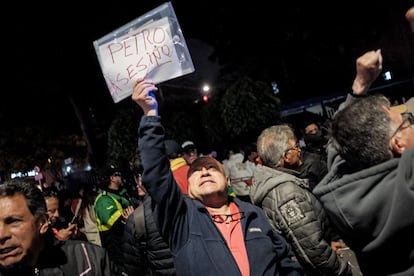 Un hombre sostiene un letrero en contra del presidente Gustavo Petro, en la concentración a las afueras del hospital.