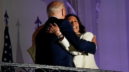 El presidente de Estados Unidos, Joe Biden, y la vicepresidenta, Kamala Harris, se abrazan en un balcón de la Casa Blanca durante la celebración del 14 de julio. 