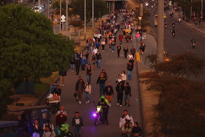 Habitantes del sur de Bogotá caminan por las principales avenidas debido a la falta de transporte público por el paro de transportadores, en Bogotá, el 4 de septiembre de 2024.