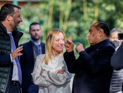 El ex primer ministro italiano Silvio Berlusconi y los líderes de Hermanos de Italia, Giorgia Meloni, y de La Liga, Matteo Salvini, conversan en Roma en octubre de 2021.