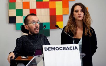 Pablo Echenique y Noelia Vera tras la ejecutiva de Podemos.