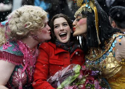 La actriz Anne Hathaway ha recibido el premio Hasting Pudding a la Mujer del Año en la prestigiosa universidad de Harvard. Lejos de la solemnidad de los actos académicos, Hathaway ha paseado en un descapotable rojo con el grupo teatral del centro y después ha pasado varias pruebas que le pusieron los alumnos.