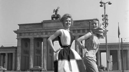 Dos modelos en 1960 frente a la puerta de Brandeburgo, entre los sectores este y oeste de Berlín.