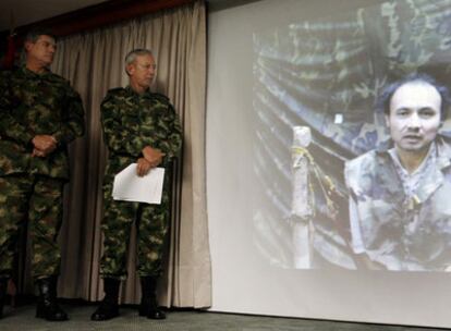 Dos generales colombianos presentan los vídeos a la prensa.