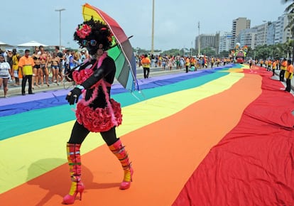 Un hombre disfrazado durante el desfile del Orgullo en la playa de Copacabana de Río de Janeiro (Brasil).