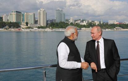 Putin (d) y el primer ministro indio, Narendra Modi, el lunes en Sochi.