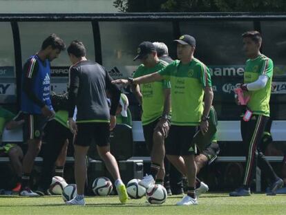 El seleccionador mexicano, Juan Carlos Osorio, dando indicaciones a sus jugadores.