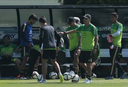 El seleccionador mexicano, Juan Carlos Osorio, dando indicaciones a sus jugadores.