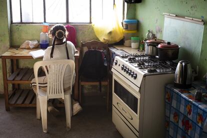 La vida de esta familia se desarrolla en un solo espacio cubierto. La mitad más cercana a la puerta es a la vez recibidor, comedor y cocina. La otra mitad, salón y dormitorio. El baño lo tienen en el patio. Un agujero en el suelo cerca del cartel roto de una antigua cevichería.