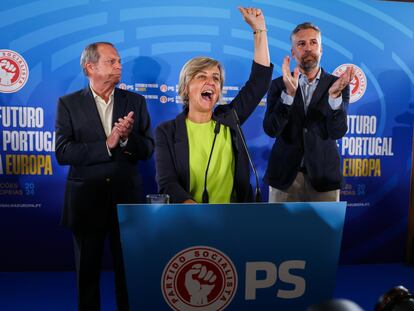 La socialista Marta Temido, junto a Pedro Nuno y Carlos Cesar, tras conocer los resultados electorales la madrugada de este lunes en la sede del partido.