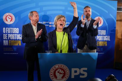 La socialista Marta Temido, junto a Pedro Nuno y Carlos Cesar, tras conocer los resultados electorales la madrugada de este lunes en la sede del partido.