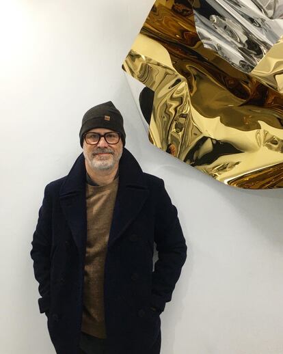 El artista Aldo Chaparro junto a una escultura suya en la Galería Casado Santapau de Madrid