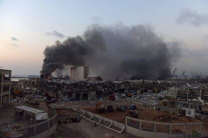 Vista general de la zona del puerto de Beirut donde se produjo la explosión. En ella se puede contemplar la magnitud del suceso.