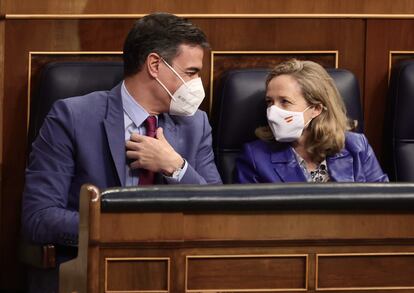 Pedro Sánchez y Nadia Calviño en el Congreso, el 28 de diciembre.