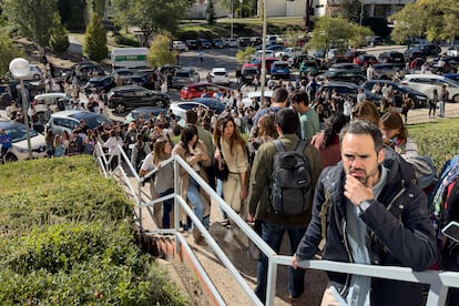 Aspirantes a personal fijo de RTVE en la categoría de informador se concentran este domingo en el exterior de la Facultad de Ciencias Económicas de la Universidad Complutense de Madrid.