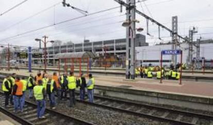 Conductores de los ferrocarriles belgas bloquean las vías de la estación de Namur, Bélgica. EFE/Archivo