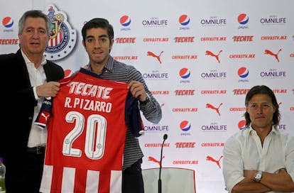 El mexicano Pizarro presentado como jugador de Chivas