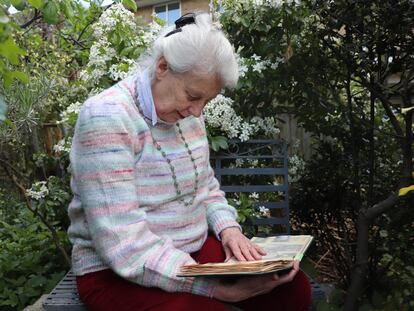 Kathleen Winch, testigo de dos coronaciones, hojea su álbum de fotos este domingo, en su jardín del oeste de Londres.