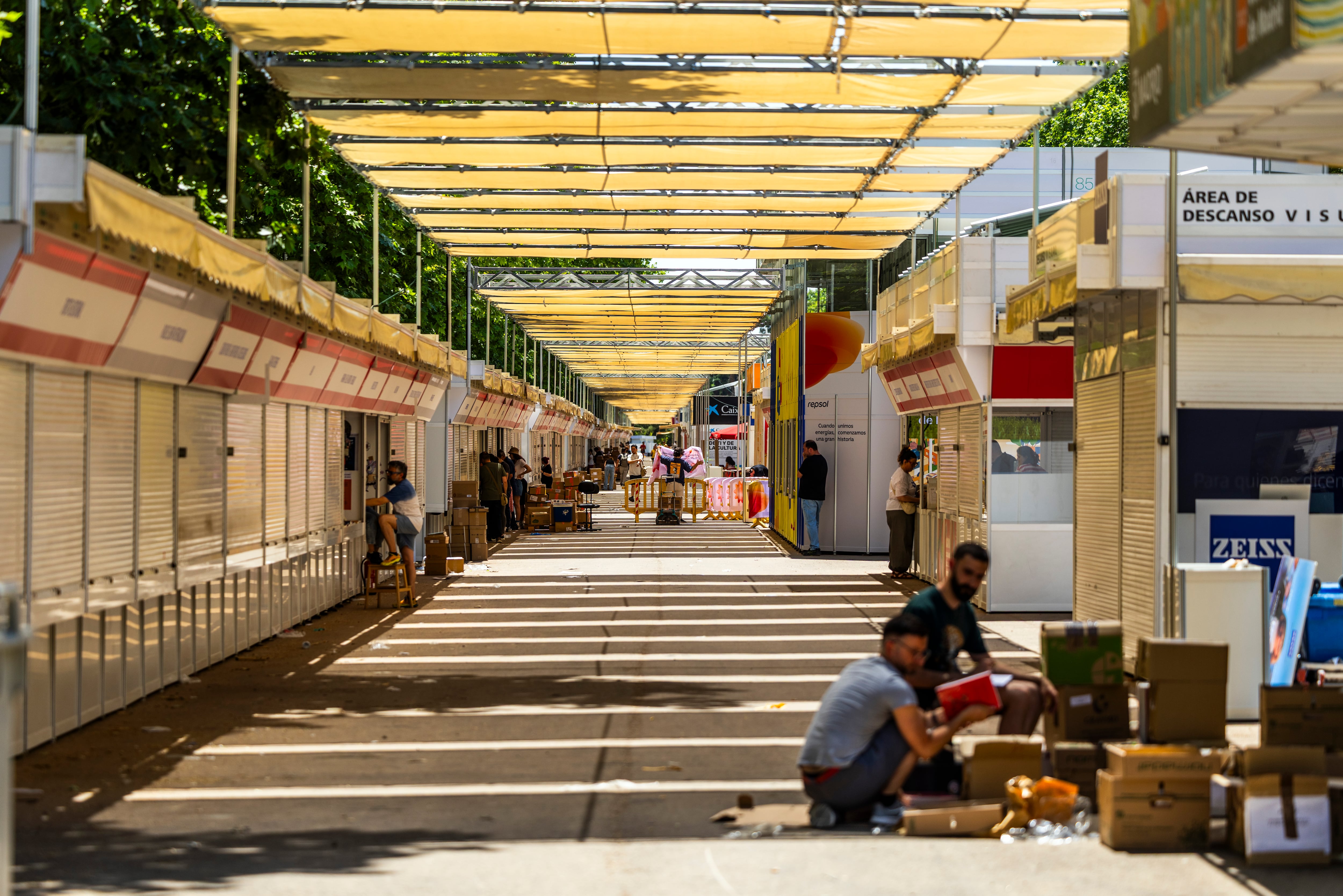Eventos como la visita del Papa León XIV pueden causar problemas en la Feria del Libro de Madrid.