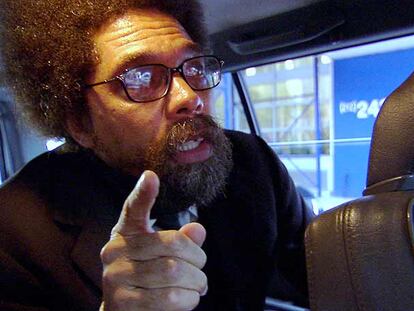 El pensador Cornell West adoctrina en el asiento trasero de un coche.