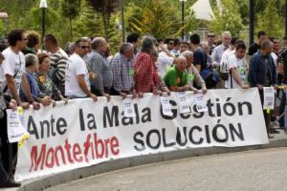 Más de cien empleados de la empresa textil de Miranda de Ebro (Burgos) Montefibre, en ERE de suspensión temporal de empleo desde abril, durante una concentración ante las cortes regionales. EFE/Archivo